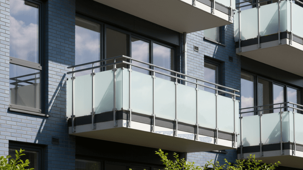 Geschlossener Balkon mit massiver Brüstung